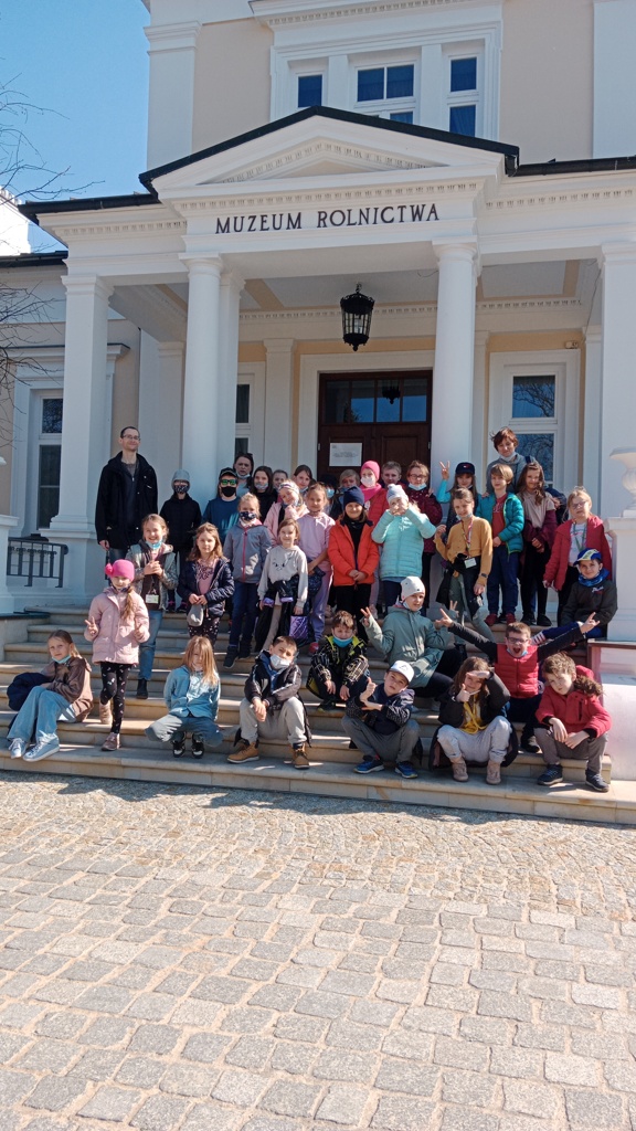 Wycieczka do Zuzeli - uczniowie pozują przed Muzeum Rolnictwa