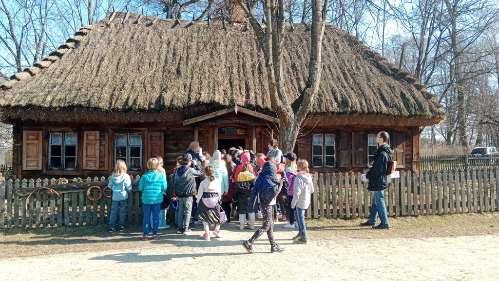 Wycieczka do Zuzeli - uczniowie wchodzą do chaty