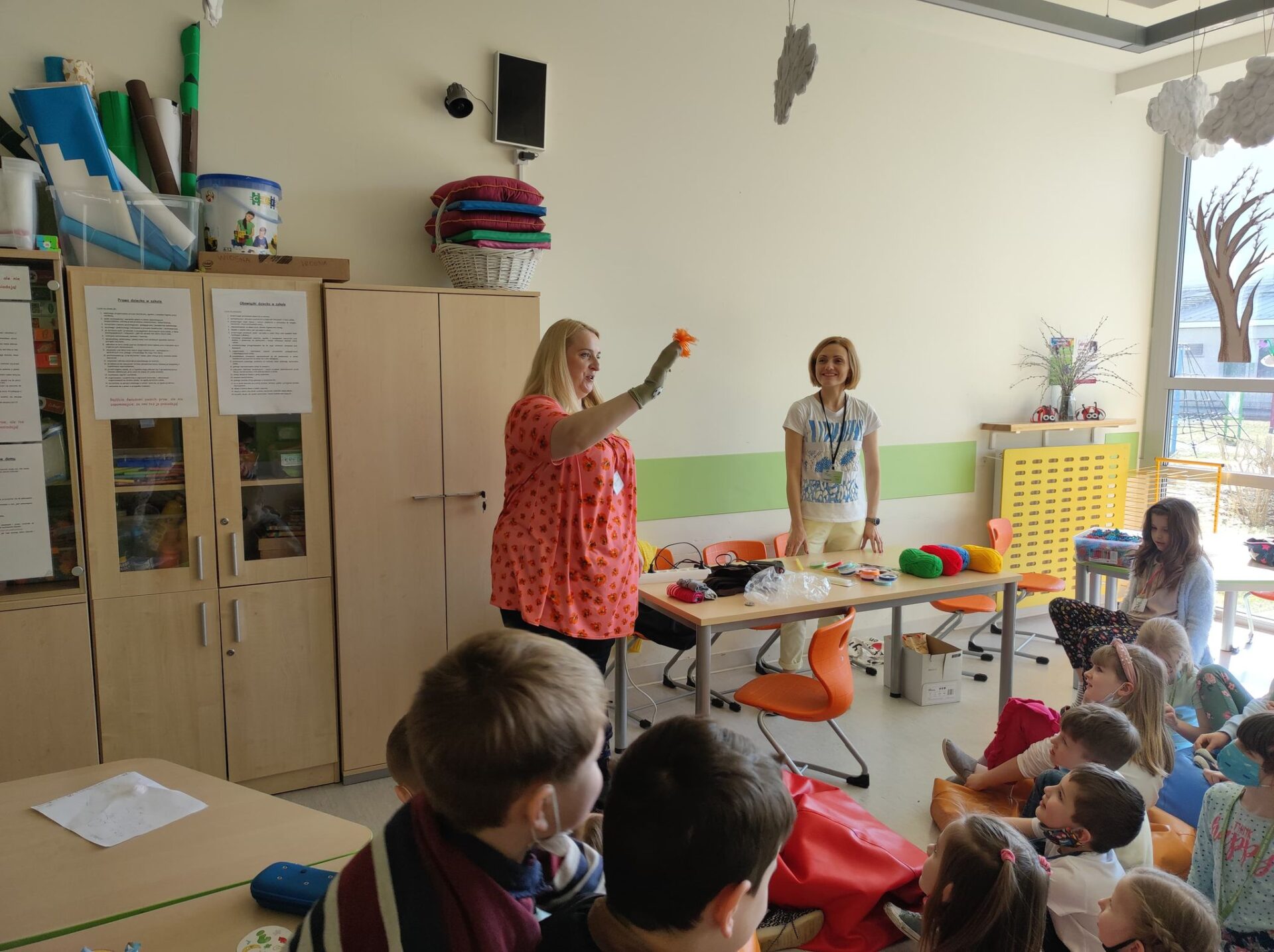 nauczyciel pokazuje uczniom wykonaną kolorową skarpetę