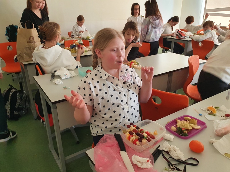 uczniowie jedzą przygotowane przez siebie szaszłyki
