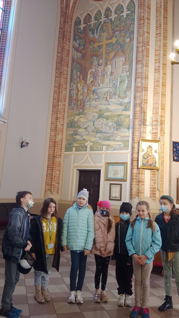 Wycieczka do Zuzeli - kilkoro uczniów pozuje do zdjęcia w kościele