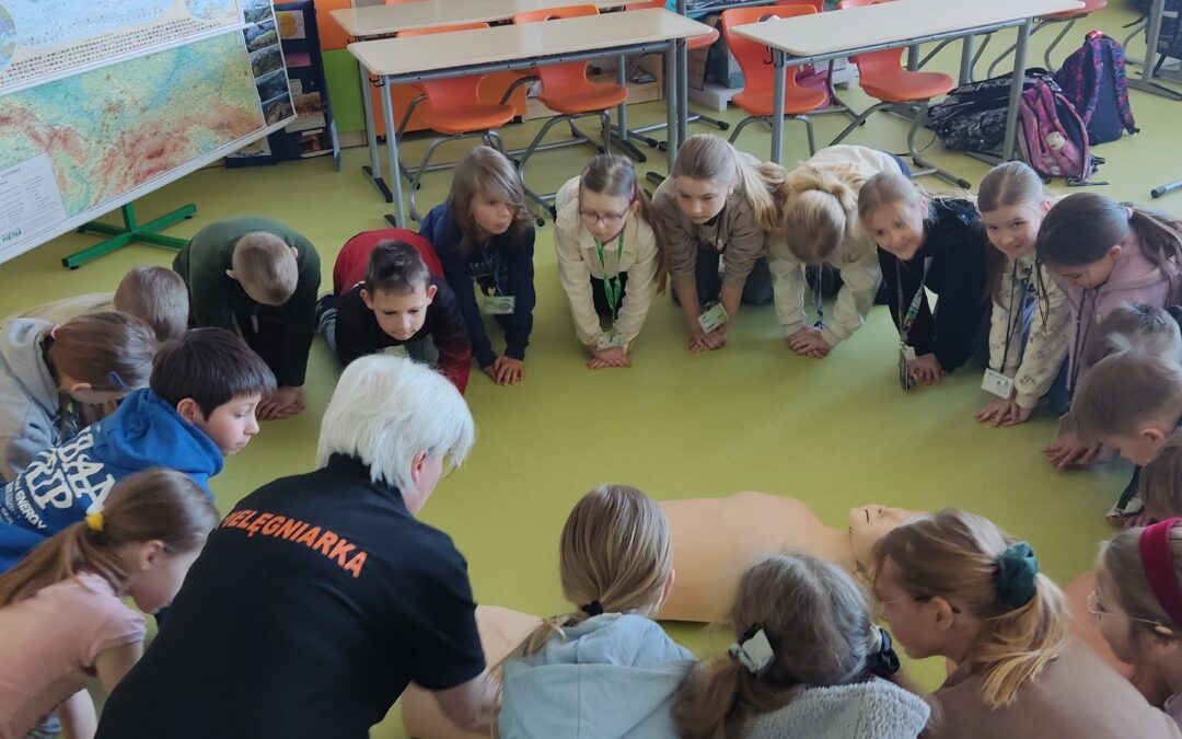 Klasa 3B na zajęciach z pierwszej pomocy – ważne umiejętności na przyszłość!